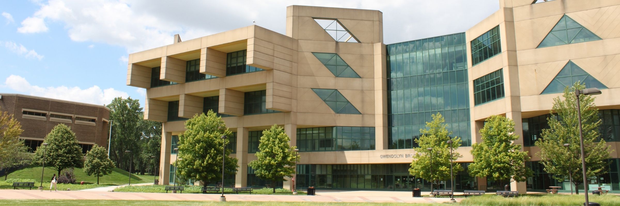 A wide shot of the Gwendolyn Brooks Library on Chicago State University's campus.